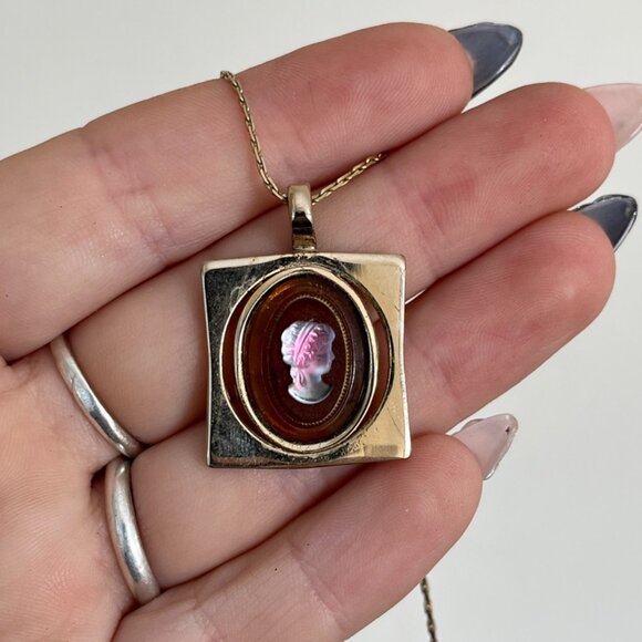 Jewelry - 3/$30 🌟 Vintage Cameo Pendant Gold Tone Necklace